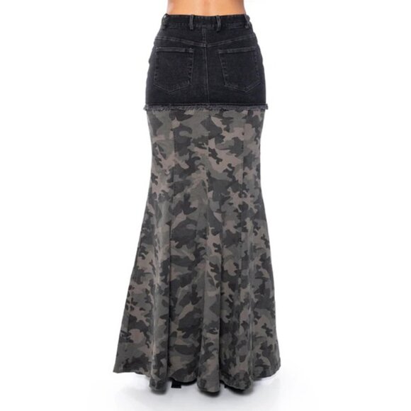 💥EDGY CHIC💥Two-Tone Bodycon Mermaid Maxi Skirt in Black & Camo - Picture 5 of 14